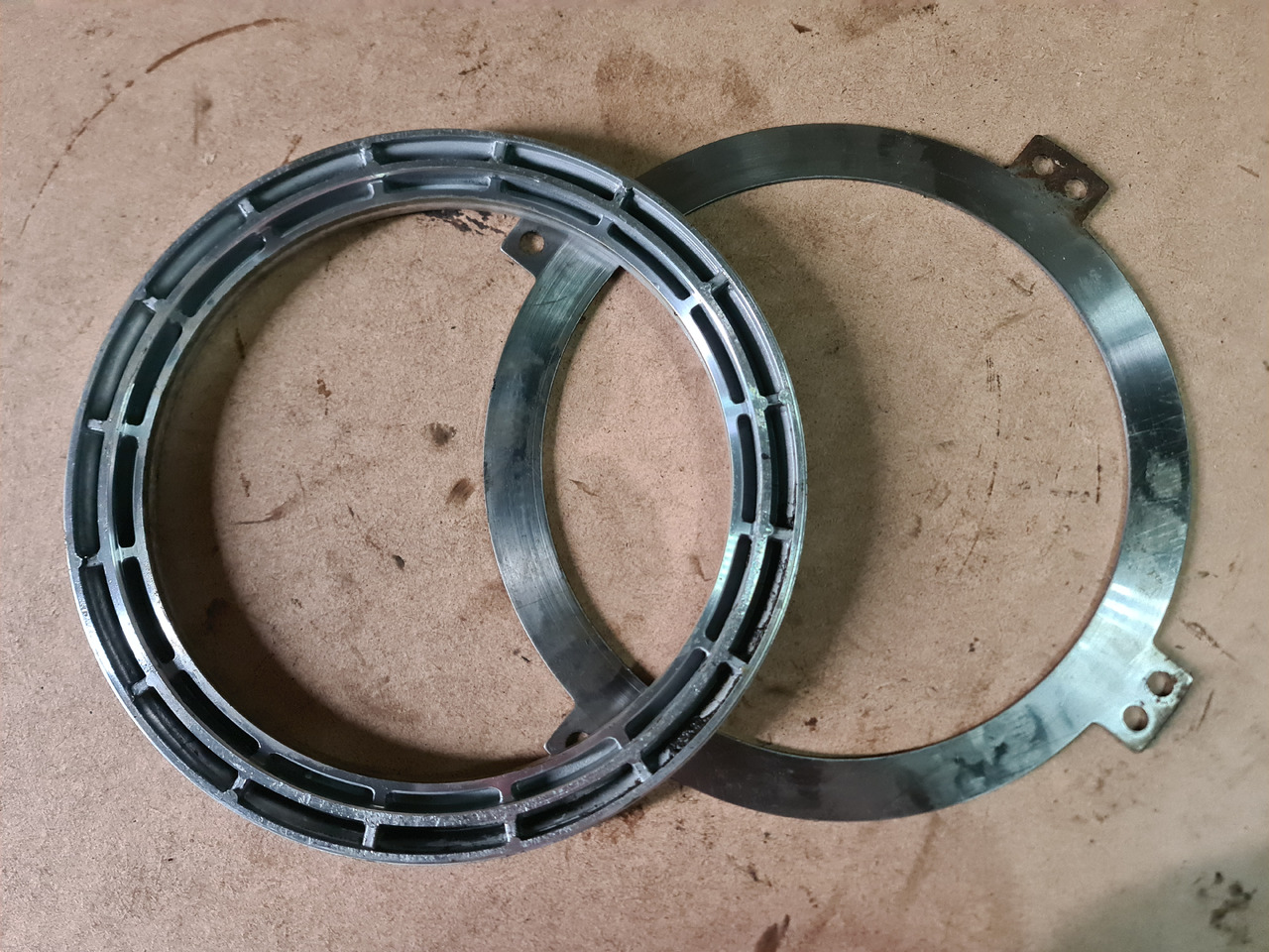 John Deere 4650, 4850 Tłoczek Płytka R97381 R46417 - Сцепление и запчасти для Сельскохозяйственной техники: фото 2 John Deere 4650, 4850 Tłoczek Płytka R97381 R46417 - Сцепление и запчасти для Сельскохозяйственной техники: фото 2