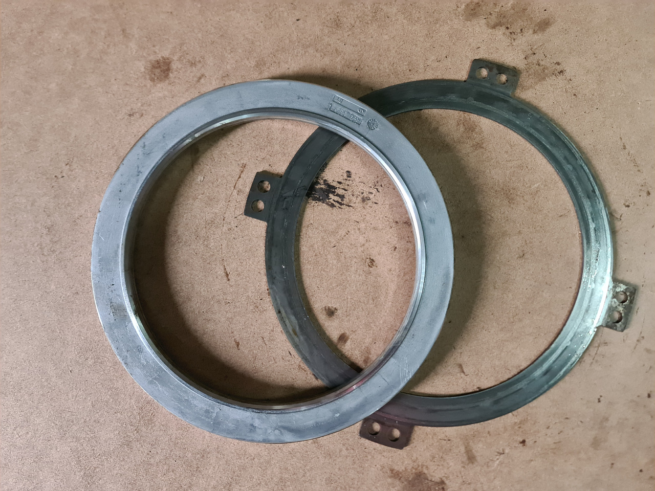 John Deere 4650, 4850 Tłoczek Płytka R97381 R46417 - Сцепление и запчасти для Сельскохозяйственной техники: фото 1 John Deere 4650, 4850 Tłoczek Płytka R97381 R46417 - Сцепление и запчасти для Сельскохозяйственной техники: фото 1