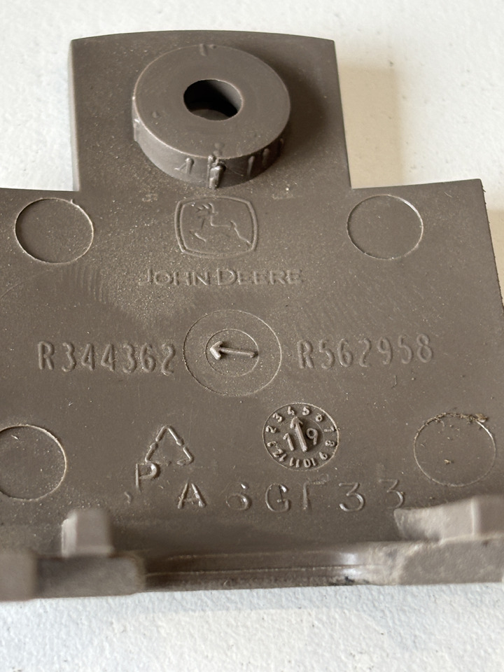 John Deere seria 6000 7000 8000 R - osłona mocowania wyświetlacza R344362 - Кабина и интерьер для Сельскохозяйственной техники: фото 3 John Deere seria 6000 7000 8000 R - osłona mocowania wyświetlacza R344362 - Кабина и интерьер для Сельскохозяйственной техники: фото 3