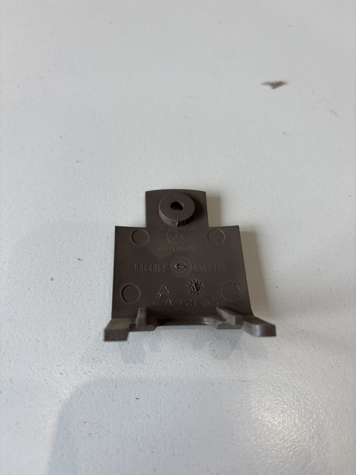 John Deere seria 6000 7000 8000 R - osłona mocowania wyświetlacza R344362 - Кабина и интерьер для Сельскохозяйственной техники: фото 2 John Deere seria 6000 7000 8000 R - osłona mocowania wyświetlacza R344362 - Кабина и интерьер для Сельскохозяйственной техники: фото 2
