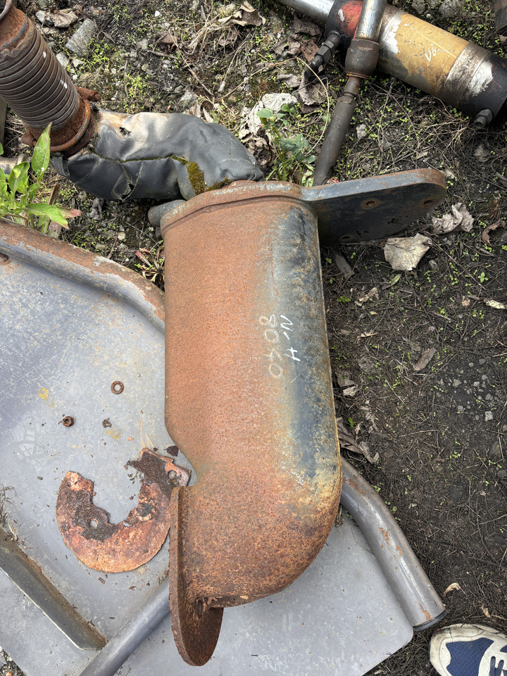 New Holland T8 - wspornik kolano tłumika 87588160 - Глушитель для Сельскохозяйственной техники: фото 1 New Holland T8 - wspornik kolano tłumika 87588160 - Глушитель для Сельскохозяйственной техники: фото 1