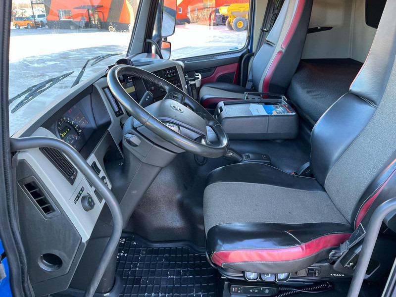 Фото интерьера 1: Грузовик бортовой/ Платформа, Автоманипулятор Volvo FM 460 8x2*6 HIAB 302E-6 / PLATFORM L=6720 mm