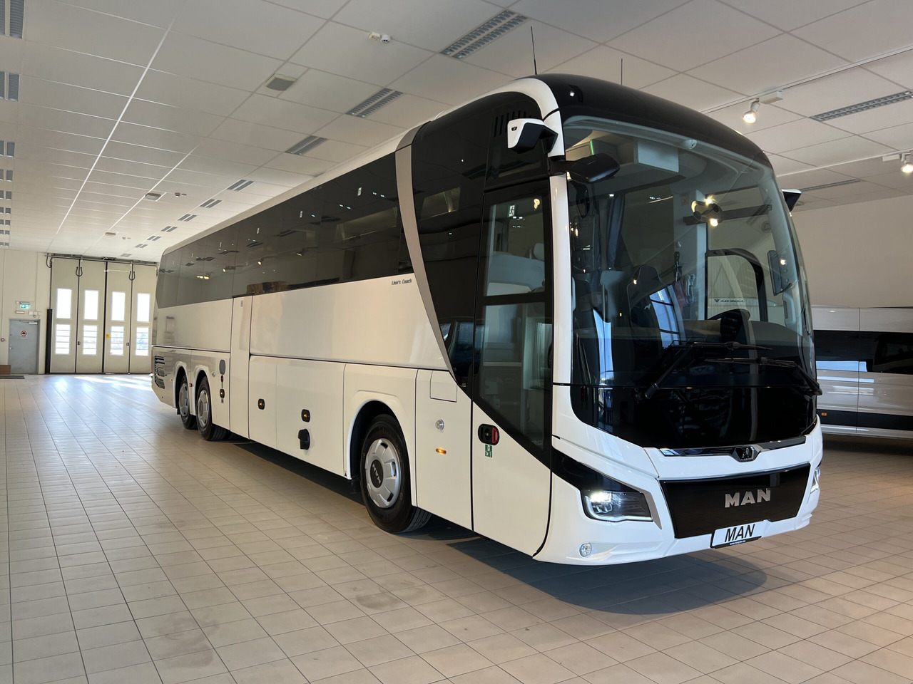 MAN Lions Coach R08 Euro 6E (Dark Edition) - Туристический автобус: фото 2 MAN Lions Coach R08 Euro 6E (Dark Edition) - Туристический автобус: фото 2