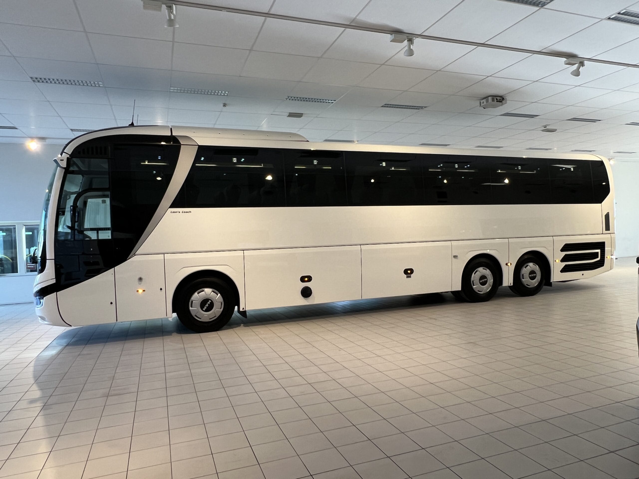 MAN Lions Coach R08 Euro 6E (Dark Edition) - Туристический автобус: фото 4 MAN Lions Coach R08 Euro 6E (Dark Edition) - Туристический автобус: фото 4