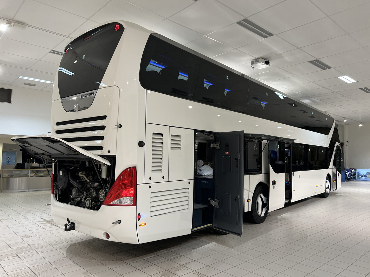 Туристический автобус NEOPLAN SKYLINER P06 Euro 6E V.I.P / Exclusive Class (Dark Edition): фото 32