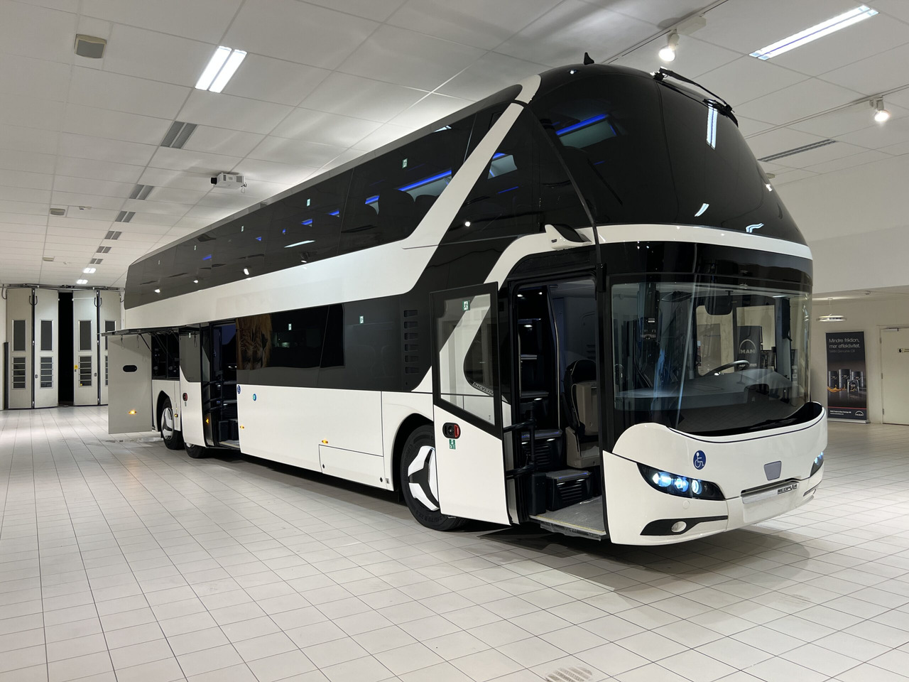 Туристический автобус NEOPLAN SKYLINER P06 Euro 6E V.I.P / Exclusive Class (Dark Edition): фото 42