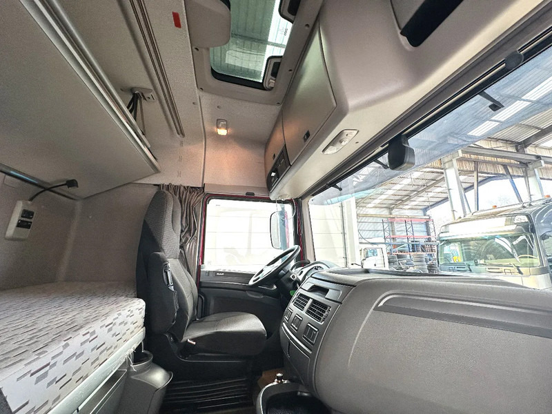 Фото интерьера 1: Тягач DAF XF 460 INTARDER - SPACECAB