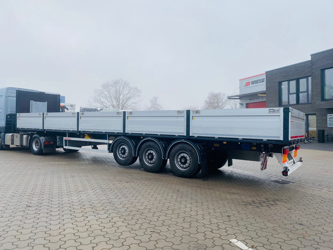 Kässbohrer Bordwandauflieger Twistlocks - Полуприцеп бортовой/ Платформа: фото 3 Kässbohrer Bordwandauflieger Twistlocks - Полуприцеп бортовой/ Платформа: фото 3