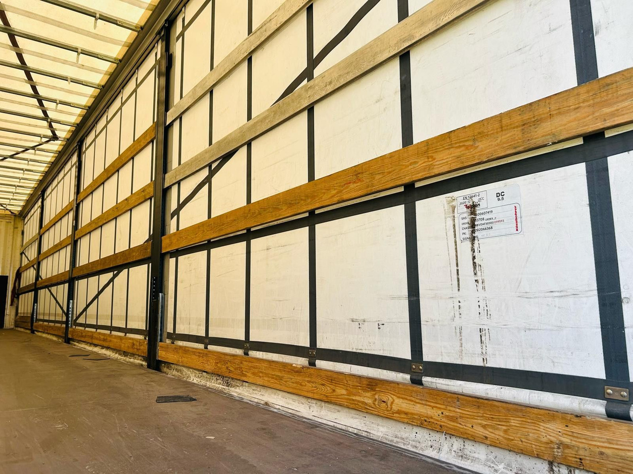 Тентованный полуприцеп Kässbohrer Schiebeplanen Auflieger: фото 6