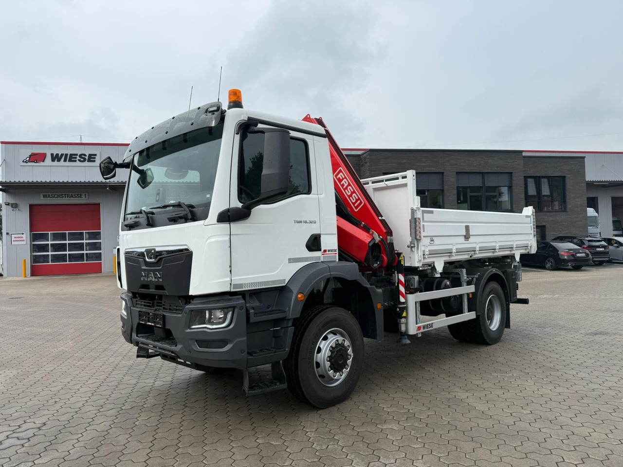 MAN 18.320 4x4 mit Fassi Ladekran Sofort Verfügbar - Самосвал, Автоманипулятор: фото 1 MAN 18.320 4x4 mit Fassi Ladekran Sofort Verfügbar - Самосвал, Автоманипулятор: фото 1