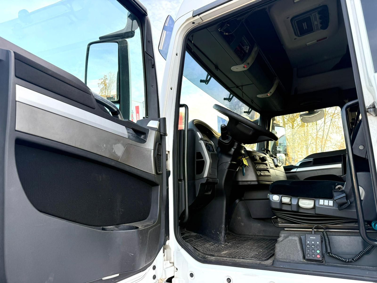 Тягач MAN TGX 26.440 6x2 mit HMF 3000-K5 Kran Top Zustand: фото 11 Тягач MAN TGX 26.440 6x2 mit HMF 3000-K5 Kran Top Zustand: фото 11