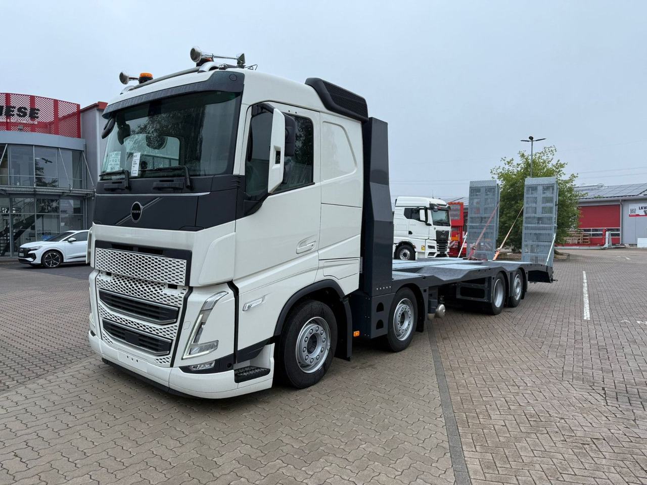Volvo Arbeitsbühnen Baumaschinentransporter mit Rampen - Эвакуатор: фото 5 Volvo Arbeitsbühnen Baumaschinentransporter mit Rampen - Эвакуатор: фото 5