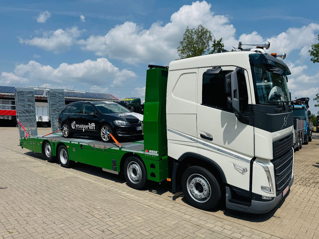 Volvo Arbeitsbühnen Baumaschinentransporter mit Rampen - Эвакуатор: фото 2 Volvo Arbeitsbühnen Baumaschinentransporter mit Rampen - Эвакуатор: фото 2