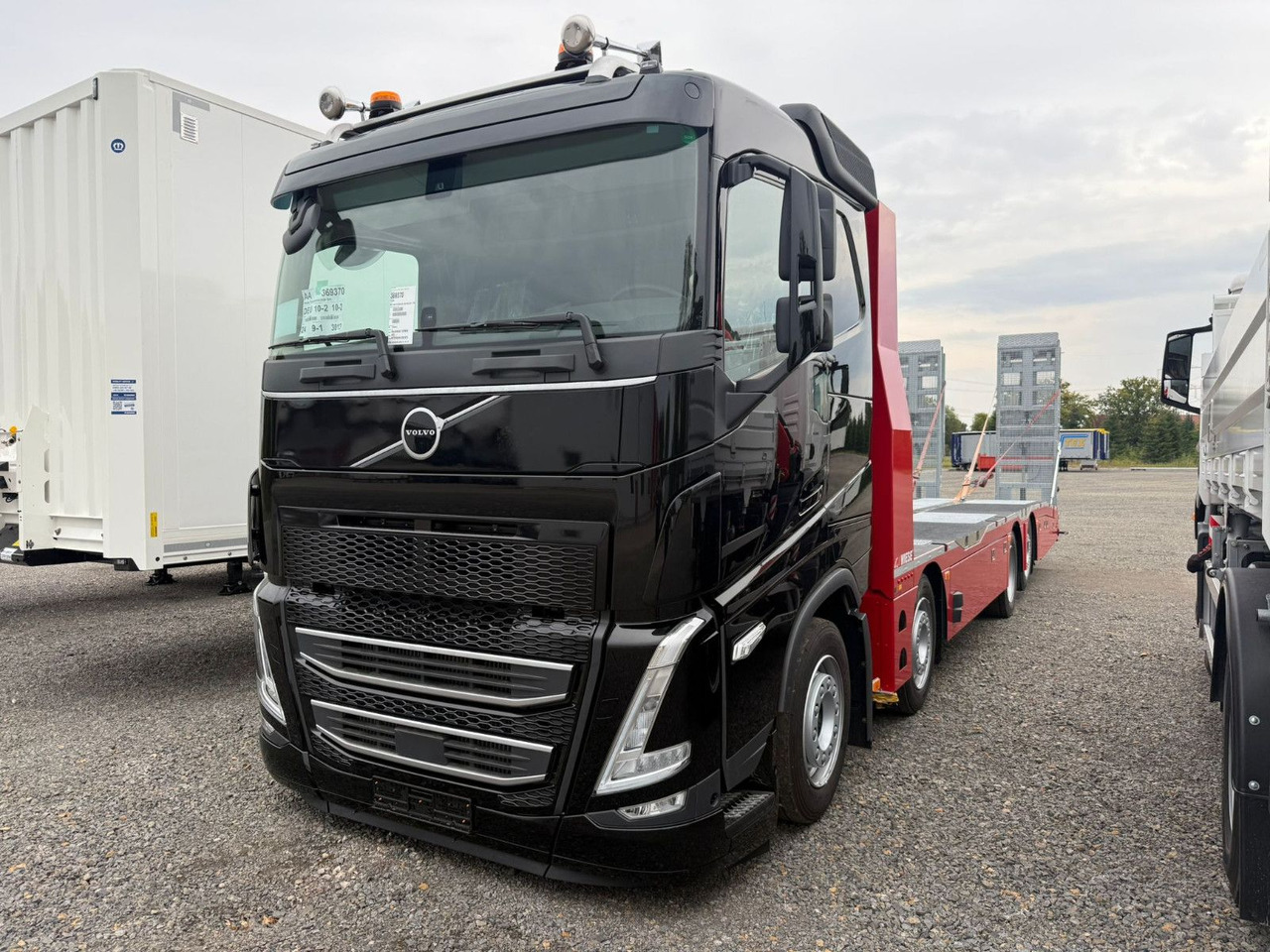 Volvo Arbeitsbühnen Baumaschinentransporter mit Rampen - Грузовик бортовой/ Платформа: фото 2 Volvo Arbeitsbühnen Baumaschinentransporter mit Rampen - Грузовик бортовой/ Платформа: фото 2