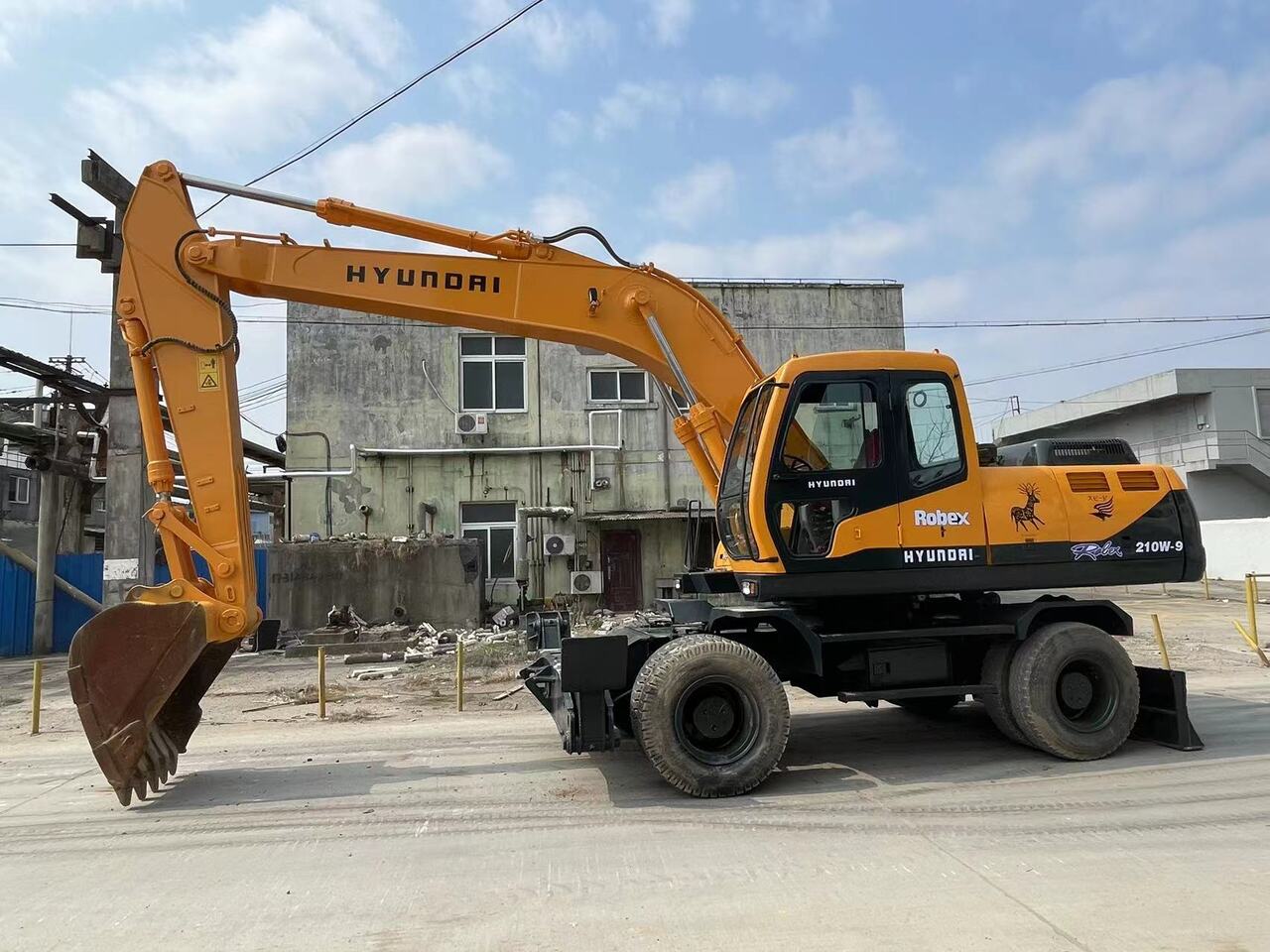 HYUNDAI 210W-9 - Колёсный экскаватор: фото 1 HYUNDAI 210W-9 - Колёсный экскаватор: фото 1