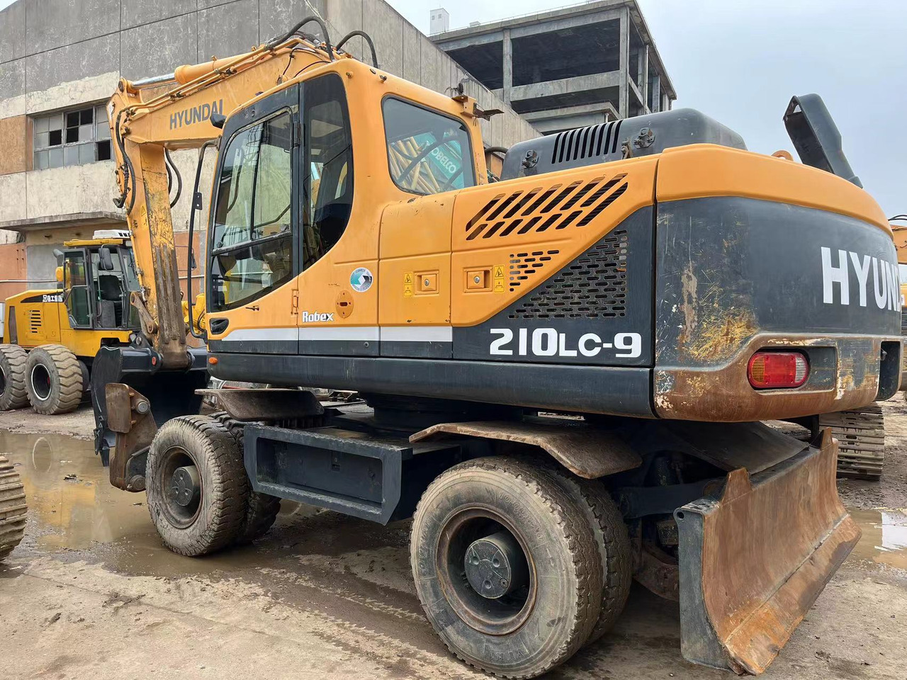 HYUNDAI R210W-9 - Колёсный экскаватор: фото 3 HYUNDAI R210W-9 - Колёсный экскаватор: фото 3