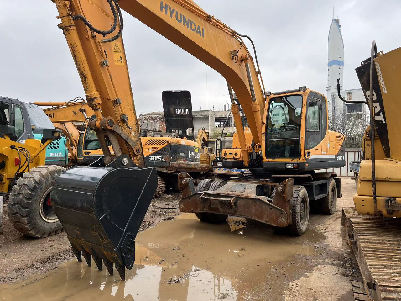 HYUNDAI R210W-9 - Колёсный экскаватор: фото 2 HYUNDAI R210W-9 - Колёсный экскаватор: фото 2