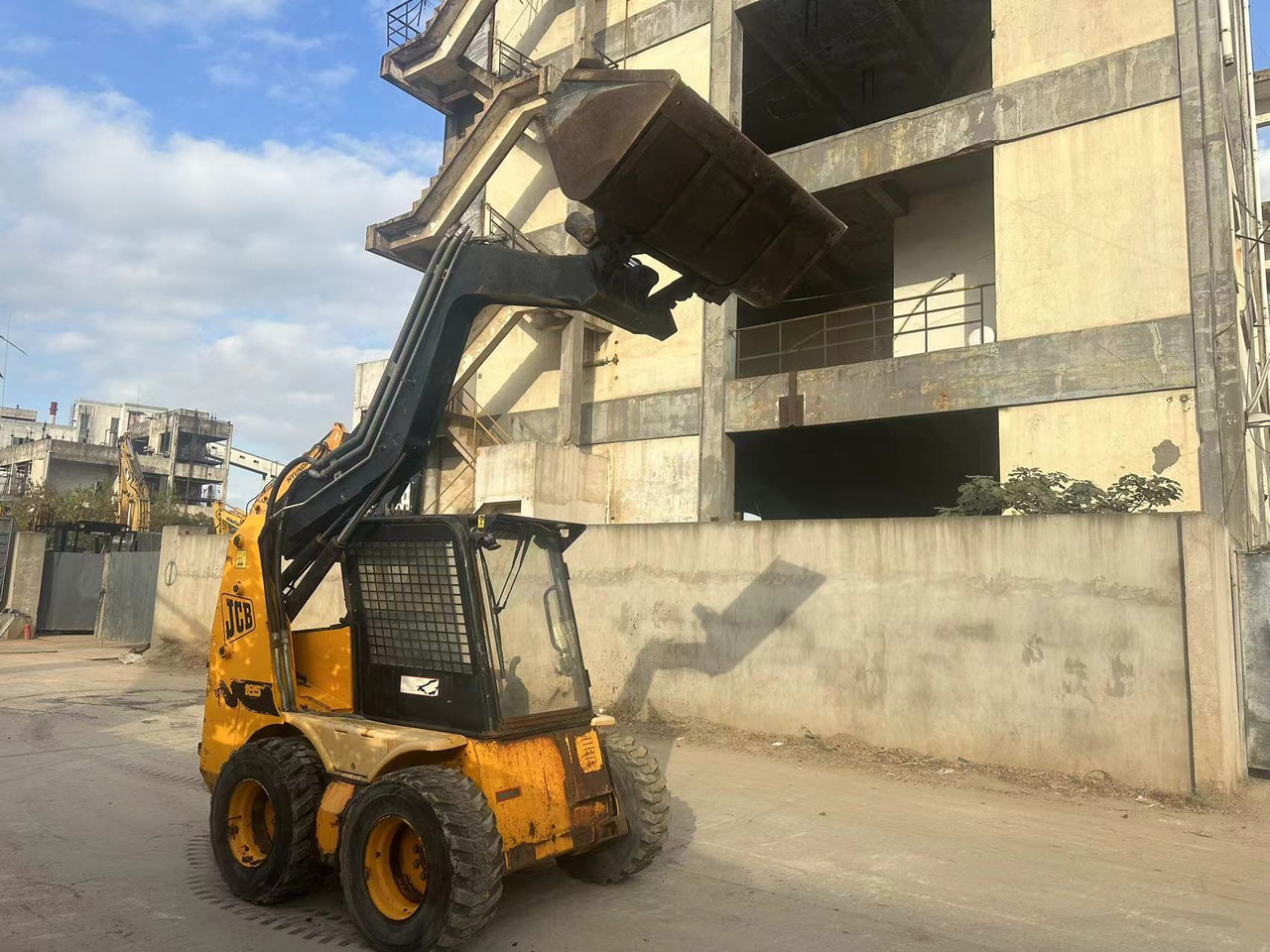 JCB 185 - Мини-погрузчик с бортовым поворотом: фото 1 JCB 185 - Мини-погрузчик с бортовым поворотом: фото 1
