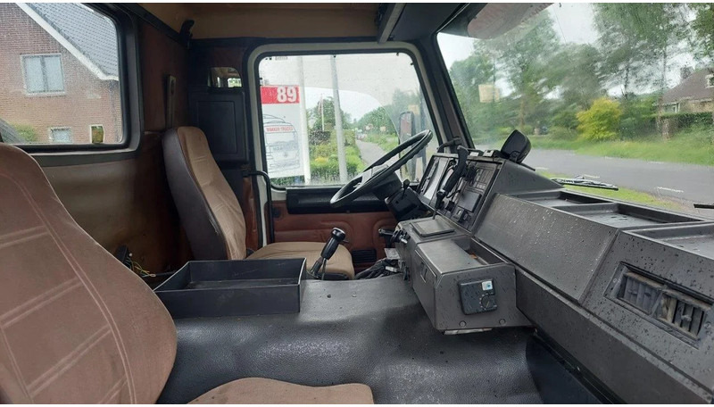 Фото интерьера 1: Грузовик-цистерна Scania P82 4x2 Tank