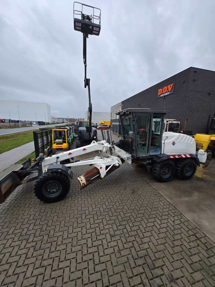 New Holland F106.6 - Грейдер: фото 3 New Holland F106.6 - Грейдер: фото 3