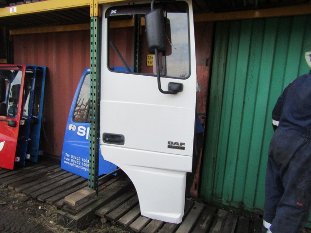 DAF XF 95 OFF/SIDE(DRIVERS) COMPLETE DOOR - Кабина и интерьер для Грузовиков: фото 1 DAF XF 95 OFF/SIDE(DRIVERS) COMPLETE DOOR - Кабина и интерьер для Грузовиков: фото 1