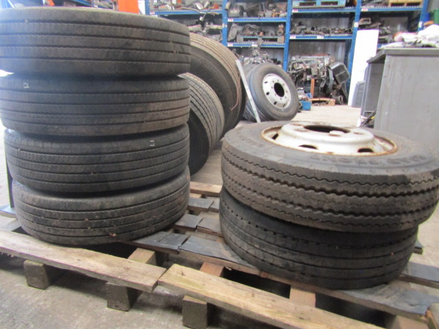 MITSUBISHI FUSO (6) WHEELS AND TYRES 205/75/17.5 8-10MM TREAD 32MM HOLES SET OF 6 - Шина для Грузовиков: фото 1 MITSUBISHI FUSO (6) WHEELS AND TYRES 205/75/17.5 8-10MM TREAD 32MM HOLES SET OF 6 - Шина для Грузовиков: фото 1