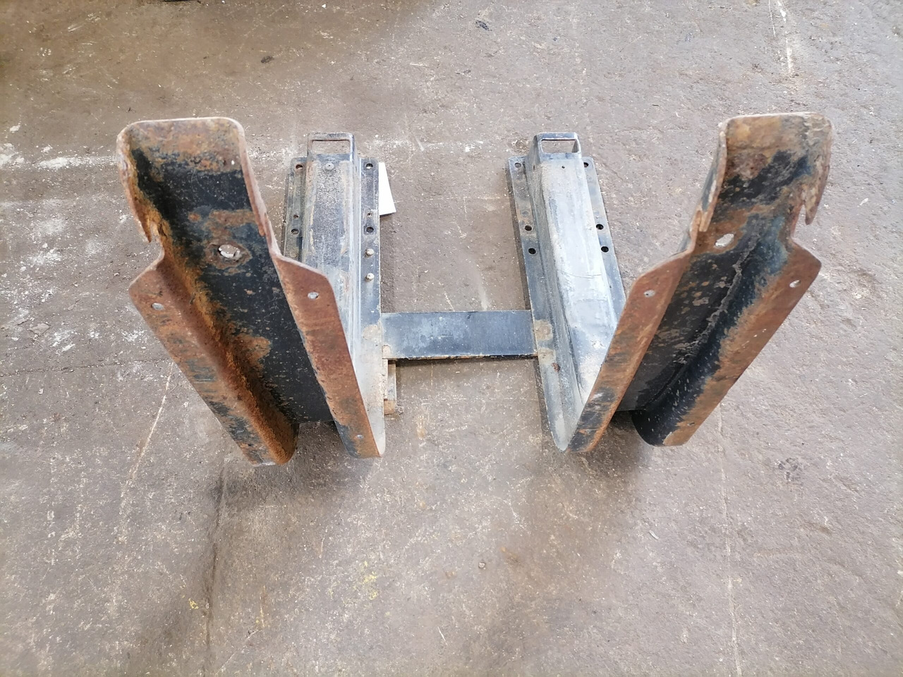 MAN Fuel tank bracket 81418015492 - Топливный бак для Грузовиков: фото 4 MAN Fuel tank bracket 81418015492 - Топливный бак для Грузовиков: фото 4