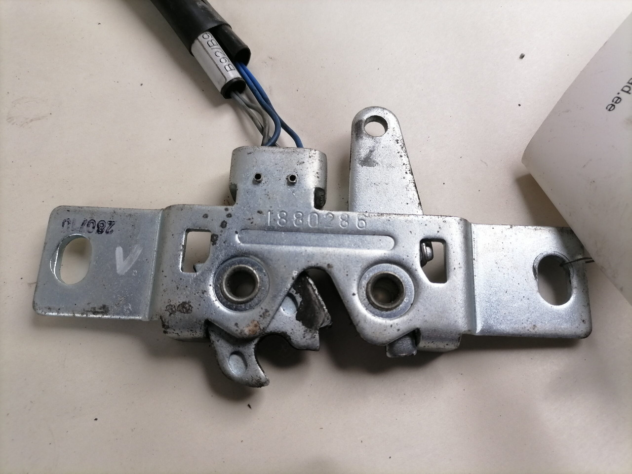 Scania Kabiini küljeluugi lukusti 1880286 - Универсальная запчасть для Грузовиков: фото 3 Scania Kabiini küljeluugi lukusti 1880286 - Универсальная запчасть для Грузовиков: фото 3