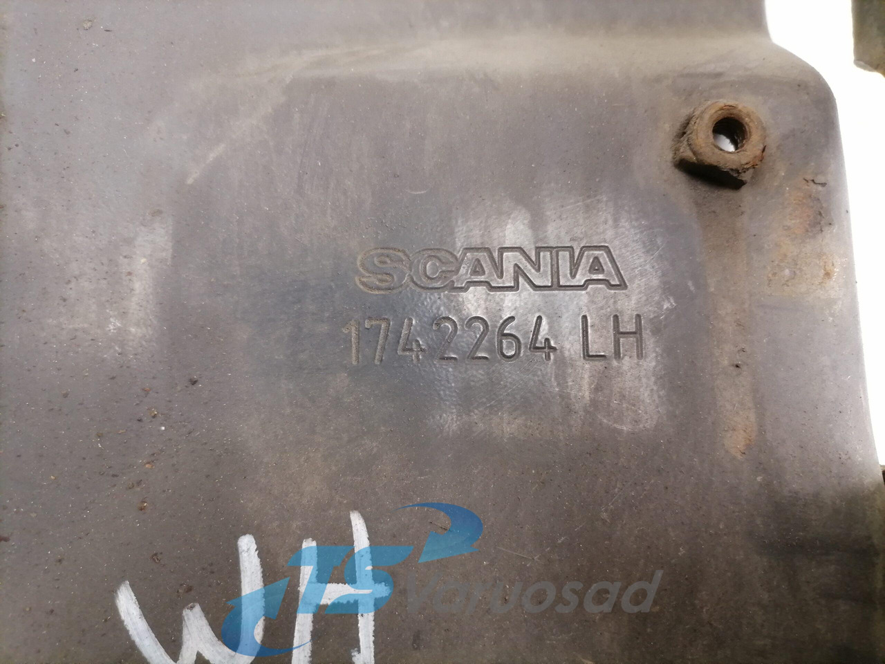 Scania lower grille carrier hinge 1742264 - Решётка радиатора для Грузовиков: фото 3 Scania lower grille carrier hinge 1742264 - Решётка радиатора для Грузовиков: фото 3