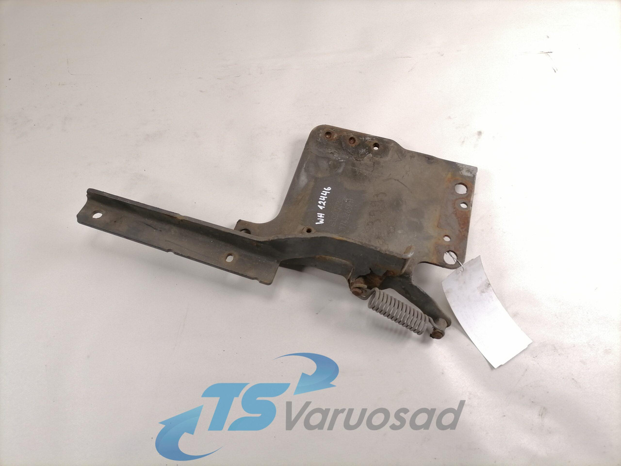 Scania lower grille carrier hinge 1742265 - Решётка радиатора для Грузовиков: фото 1 Scania lower grille carrier hinge 1742265 - Решётка радиатора для Грузовиков: фото 1