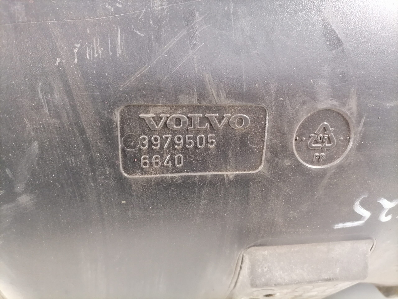 Volvo Air filter housing 3979505 - Система впуска для Грузовиков: фото 3 Volvo Air filter housing 3979505 - Система впуска для Грузовиков: фото 3