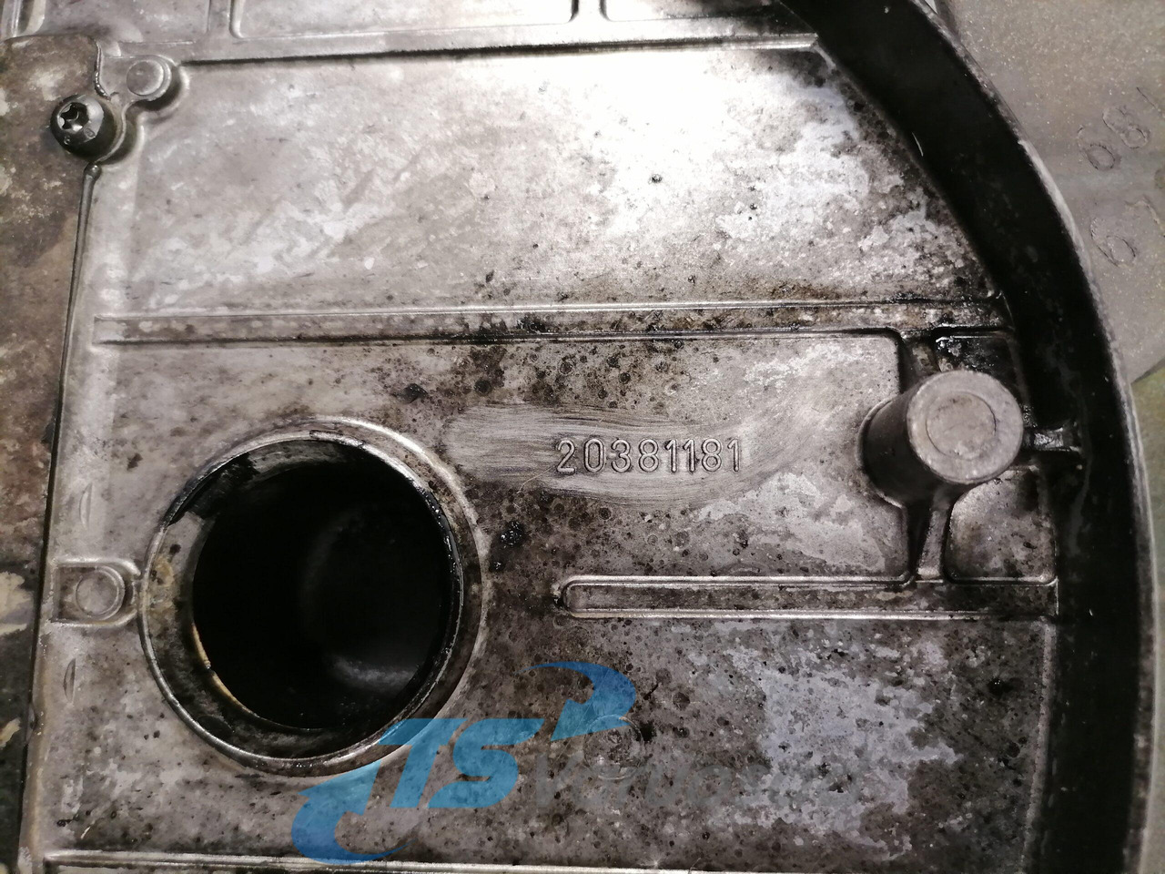 Volvo Engine front cover 3169648 - Двигатель и запчасти для Грузовиков: фото 2 Volvo Engine front cover 3169648 - Двигатель и запчасти для Грузовиков: фото 2