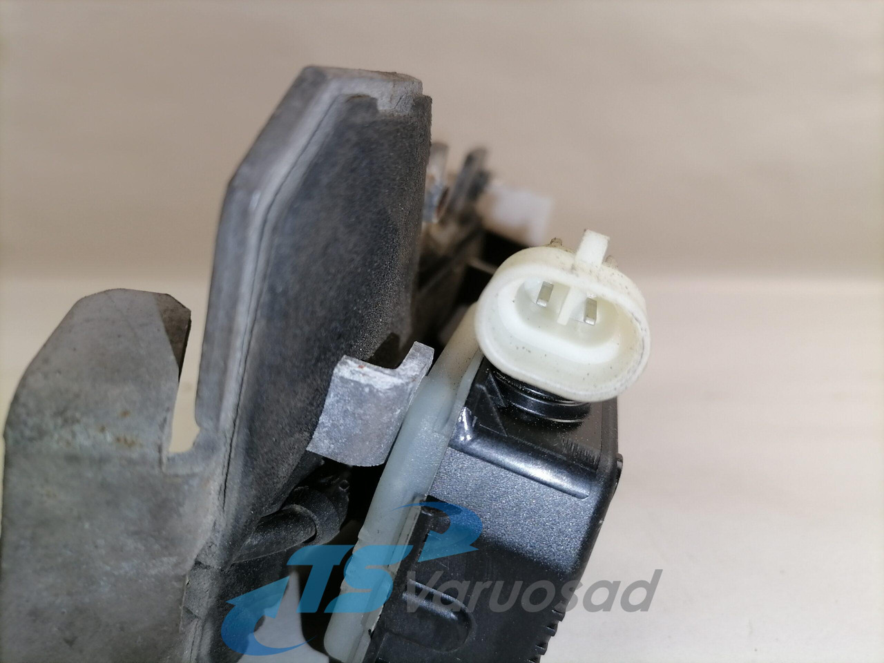 Volvo Iluvõre lukk 82208559 - Решётка радиатора для Грузовиков: фото 3 Volvo Iluvõre lukk 82208559 - Решётка радиатора для Грузовиков: фото 3