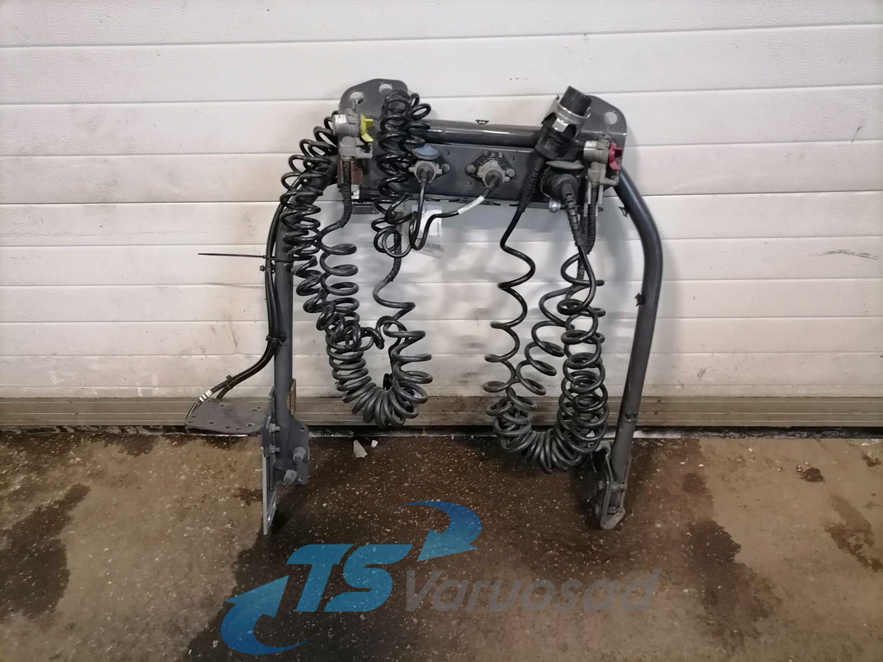 Volvo Kabiini tagune haagise pistikute kinnitusraam 21790555 - Рама/ Шасси для Грузовиков: фото 4 Volvo Kabiini tagune haagise pistikute kinnitusraam 21790555 - Рама/ Шасси для Грузовиков: фото 4