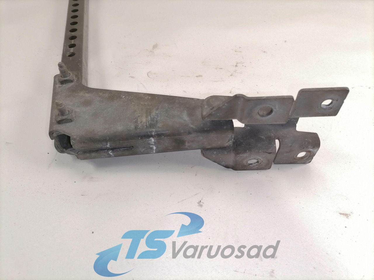 Volvo Kabiini tuulesuunaja kandur 82210159 - Аэродинамика/ Спойлеры для Грузовиков: фото 3 Volvo Kabiini tuulesuunaja kandur 82210159 - Аэродинамика/ Спойлеры для Грузовиков: фото 3