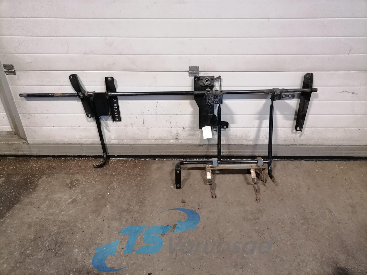 Volvo Kabiini tuulesuunaja kandur 82211420 - Универсальная запчасть для Грузовиков: фото 1 Volvo Kabiini tuulesuunaja kandur 82211420 - Универсальная запчасть для Грузовиков: фото 1