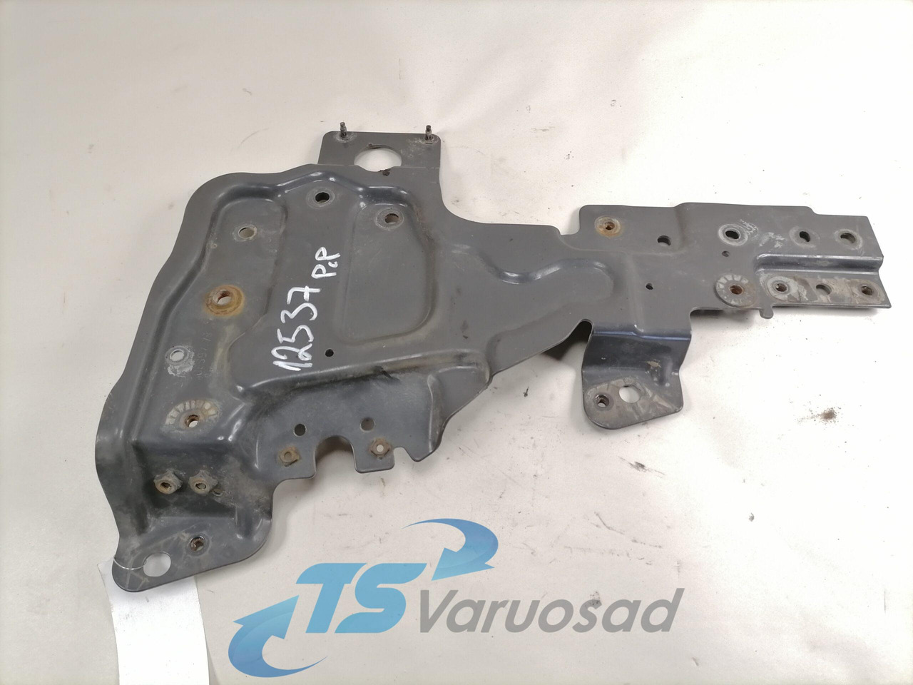Volvo Light bracket 84146830 - Свет/ Освещение для Грузовиков: фото 2 Volvo Light bracket 84146830 - Свет/ Освещение для Грузовиков: фото 2