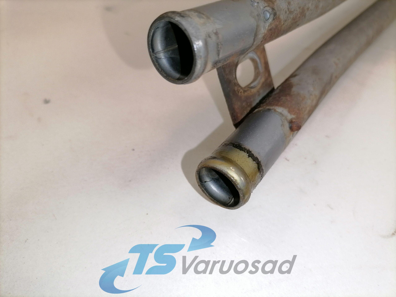 Volvo Salongisoojendus torud 21913681 - Отопление/ Вентиляция для Грузовиков: фото 2 Volvo Salongisoojendus torud 21913681 - Отопление/ Вентиляция для Грузовиков: фото 2