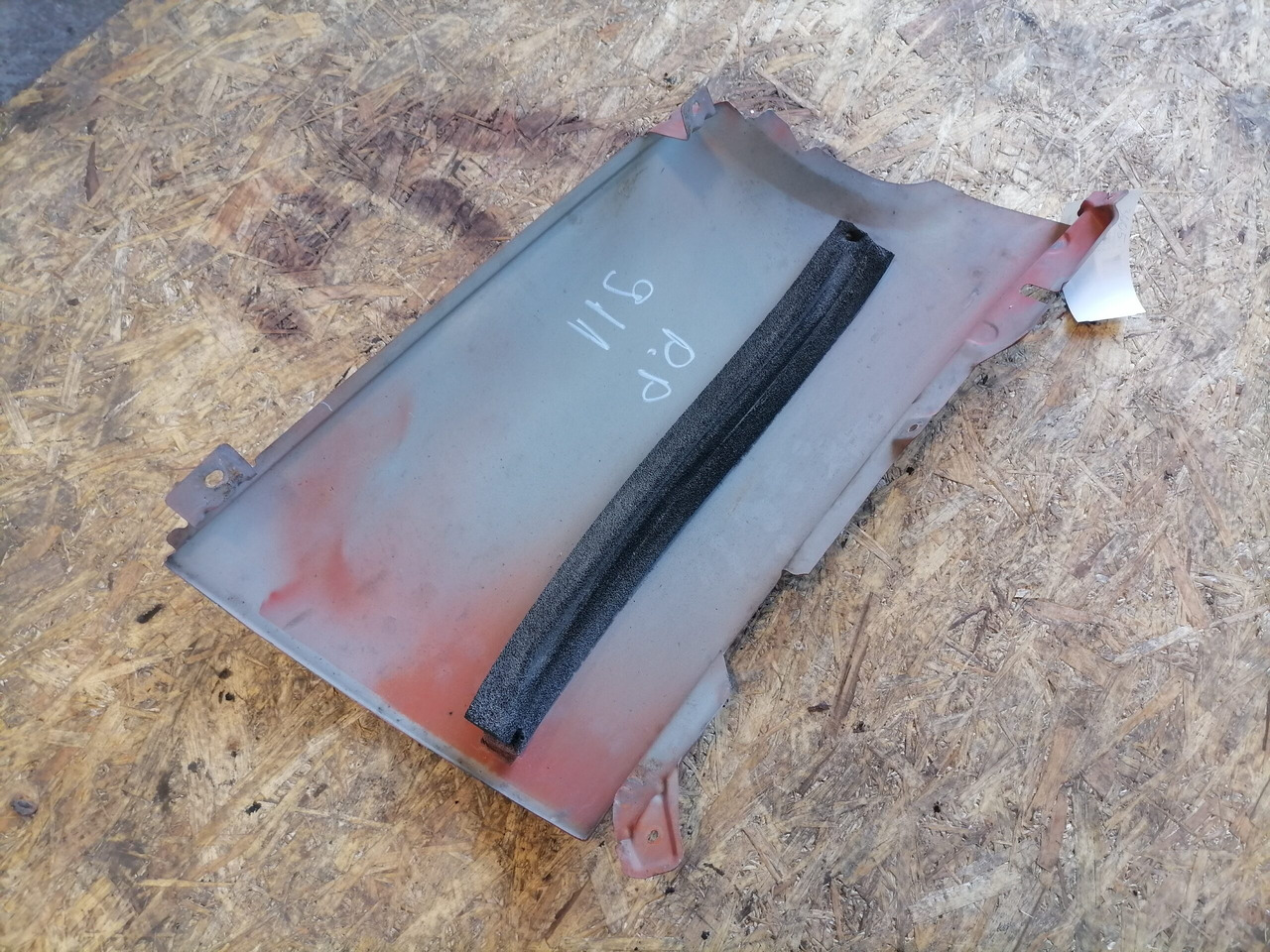 Volvo Volvo kabiini nurgapõsk, parem 20379172 - Решётка радиатора для Грузовиков: фото 4 Volvo Volvo kabiini nurgapõsk, parem 20379172 - Решётка радиатора для Грузовиков: фото 4