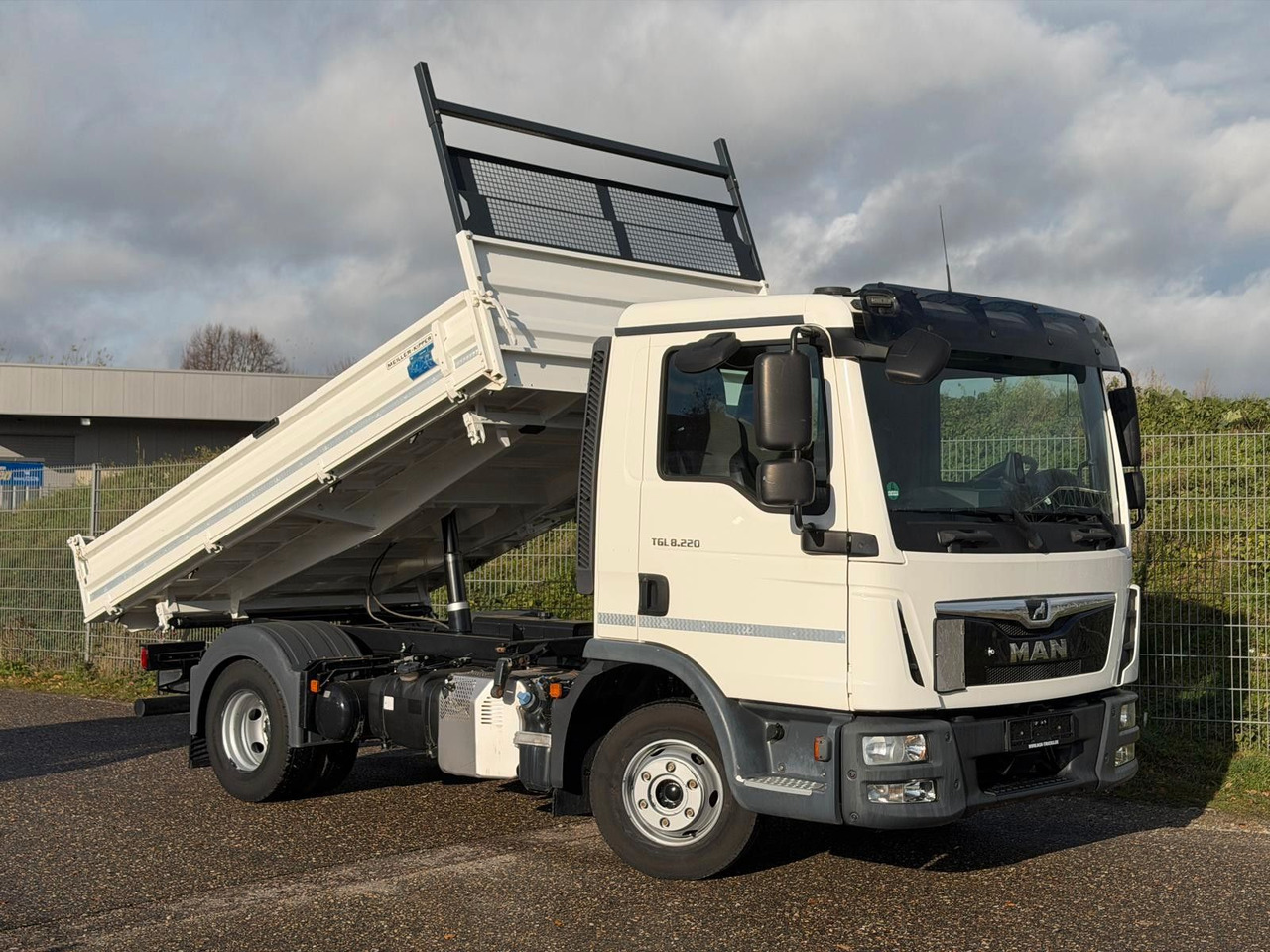 MAN 8.220 4x2 Meiller 3S. Kipper | TOP Zustand! - Малотоннажный самосвал: фото 1 MAN 8.220 4x2 Meiller 3S. Kipper | TOP Zustand! - Малотоннажный самосвал: фото 1