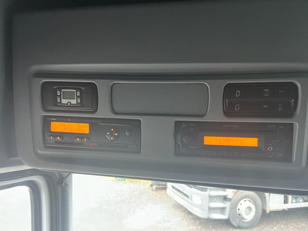 Mercedes-Benz 1324 4X2 Koffer Plane 6 to. Hebebühne - Грузовик с закрытым кузовом: фото 4 Mercedes-Benz 1324 4X2 Koffer Plane 6 to. Hebebühne - Грузовик с закрытым кузовом: фото 4