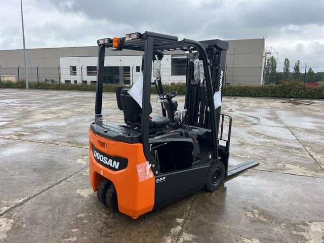Doosan B15T-7 PLUS - Электропогрузчик: фото 3 Doosan B15T-7 PLUS - Электропогрузчик: фото 3