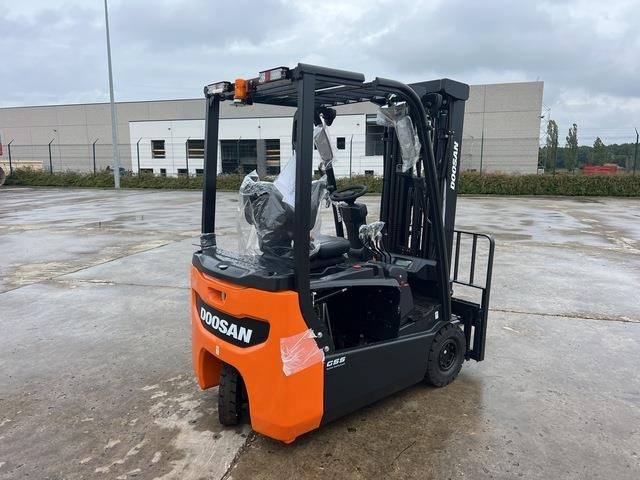 Doosan B15T-7 PLUS - Электропогрузчик: фото 3 Doosan B15T-7 PLUS - Электропогрузчик: фото 3