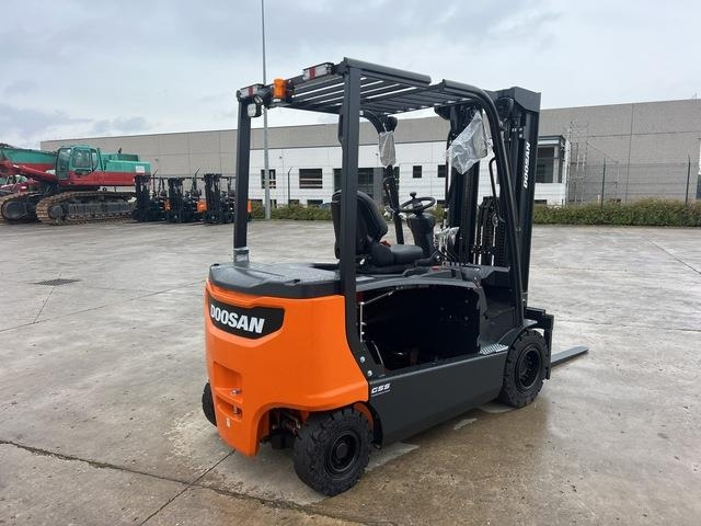 Doosan B35X-7 PLUS - Электропогрузчик: фото 3 Doosan B35X-7 PLUS - Электропогрузчик: фото 3