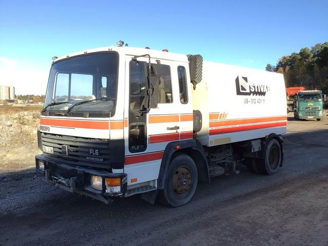 Volvo FL611 - Подметально-уборочная машина: фото 1 Volvo FL611 - Подметально-уборочная машина: фото 1