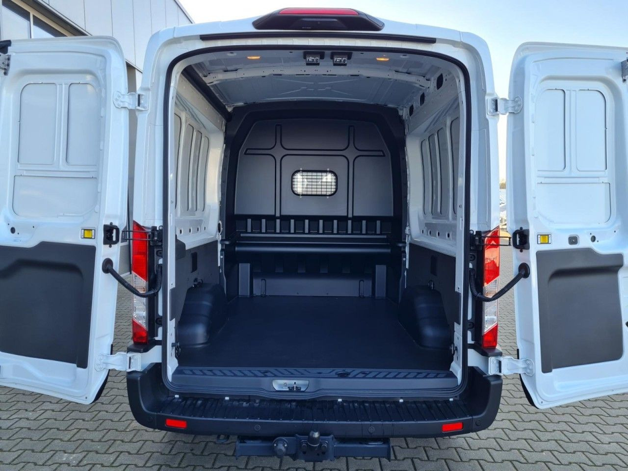 Ford Transit 350 Kasten Doka 6-Sitze L3 Trend AHK KAM - Цельнометаллический фургон, Грузопассажирский фургон: фото 5 Ford Transit 350 Kasten Doka 6-Sitze L3 Trend AHK KAM - Цельнометаллический фургон, Грузопассажирский фургон: фото 5
