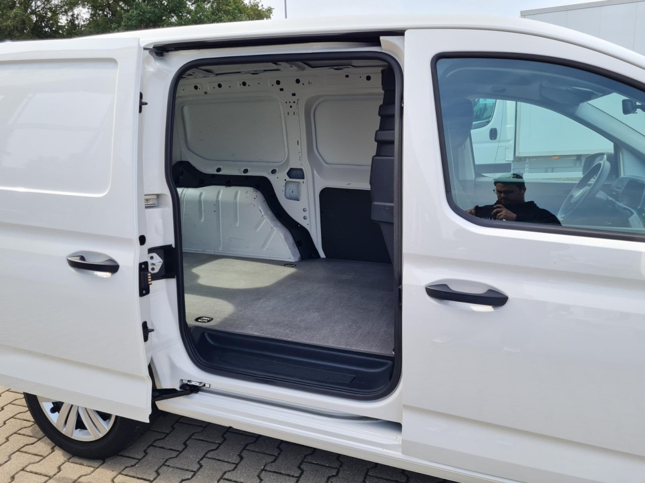 Volkswagen Caddy Cargo Kasten Maxi AHK KLIMA KAMERA PDC FLÜGEL - Легковой фургон: фото 4 Volkswagen Caddy Cargo Kasten Maxi AHK KLIMA KAMERA PDC FLÜGEL - Легковой фургон: фото 4