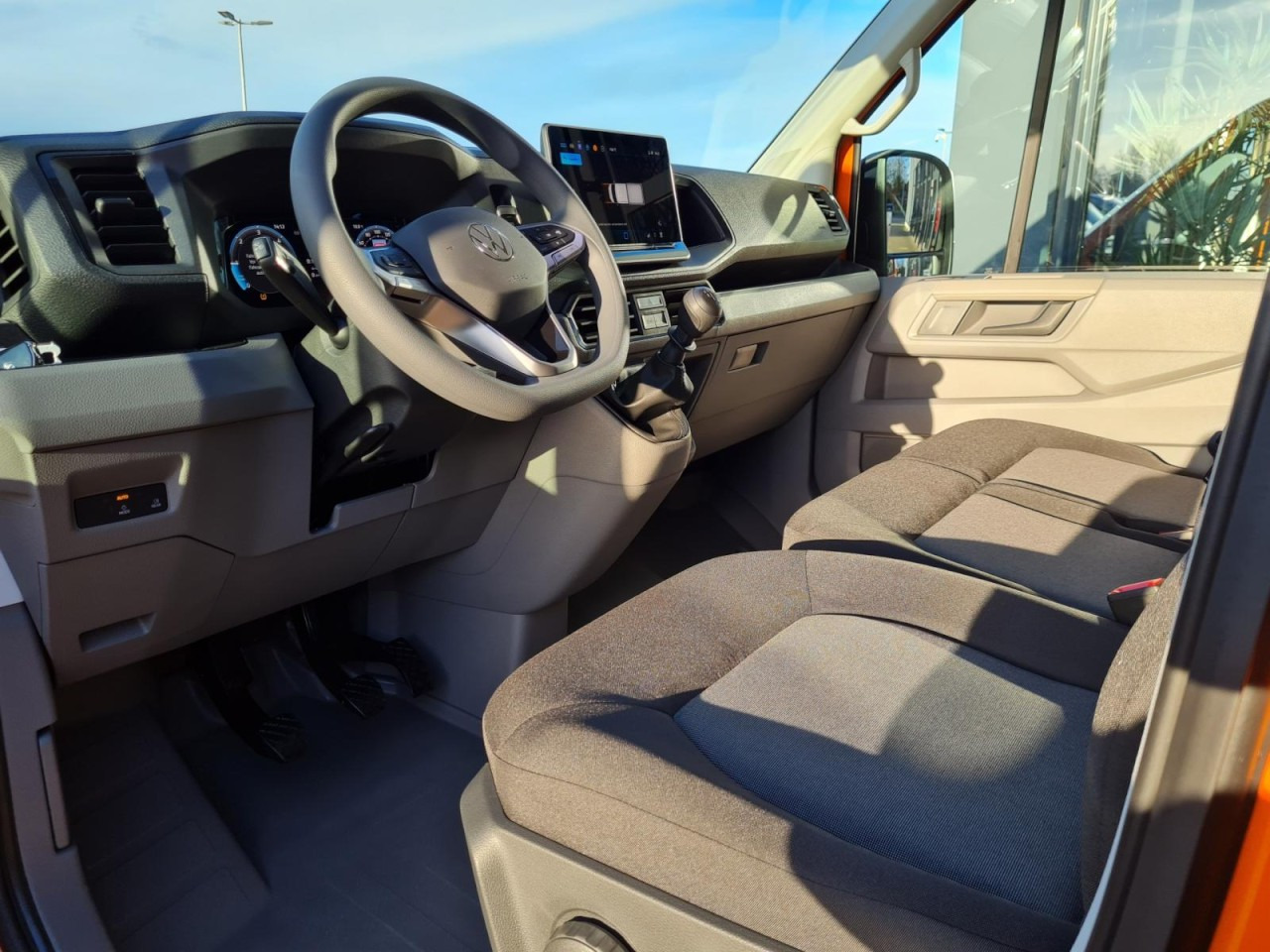 Малотоннажный бортовой грузовик, Грузопассажирский фургон Volkswagen Crafter 35 Doka 7-Sitze MR AHK KLIMA PDC TEMPOMAT: фото 10 Малотоннажный бортовой грузовик, Грузопассажирский фургон Volkswagen Crafter 35 Doka 7-Sitze MR AHK KLIMA PDC TEMPOMAT: фото 10