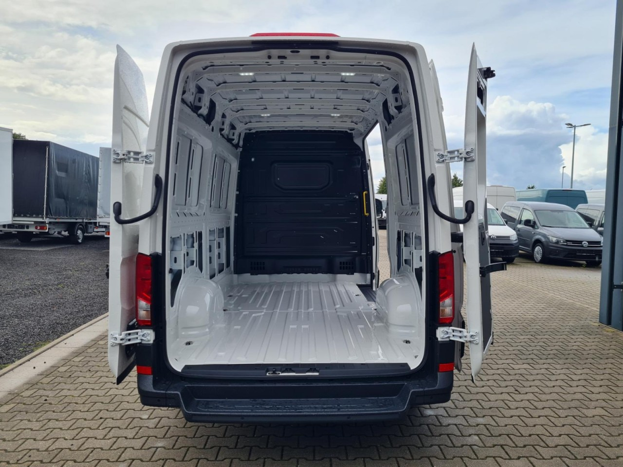 Volkswagen Crafter 35 Kasten TDI MR L3H3 PDC KLIMA TEMPOMAT - Цельнометаллический фургон: фото 5 Volkswagen Crafter 35 Kasten TDI MR L3H3 PDC KLIMA TEMPOMAT - Цельнометаллический фургон: фото 5