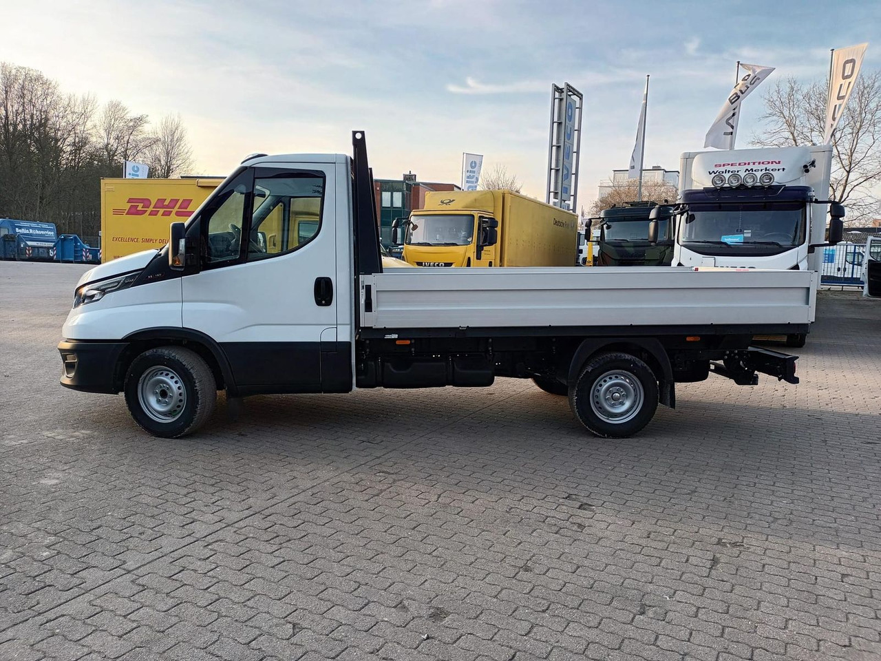 Iveco Daily 35S16H3.0 Pritsche,AHK, Rückfahrkamera... - Малотоннажный бортовой грузовик: фото 2 Iveco Daily 35S16H3.0 Pritsche,AHK, Rückfahrkamera... - Малотоннажный бортовой грузовик: фото 2
